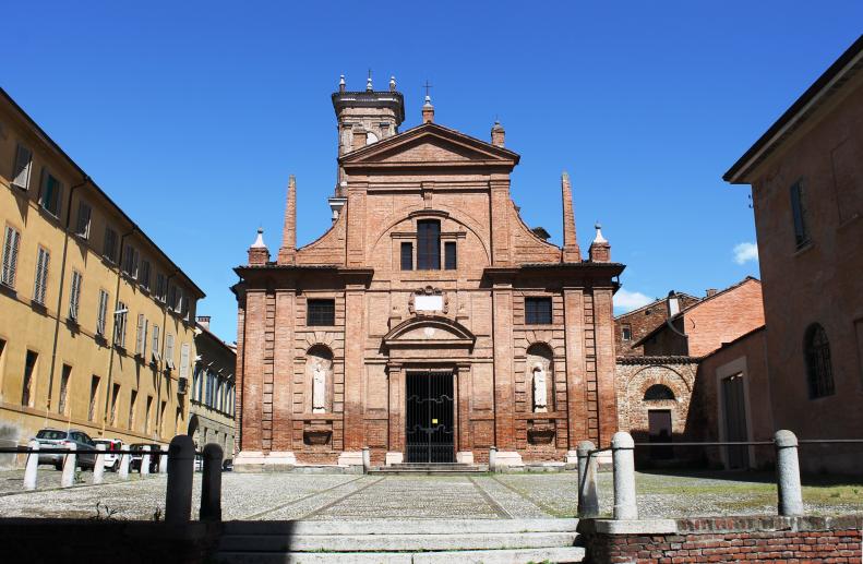 La facciata della chiesa di S. Omobono