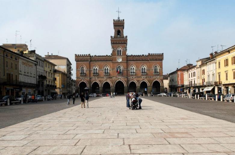 Piazza Garibaldi Casalmaggiore Piazza Garibaldi Casalmaggiore, Monumenti Cremona