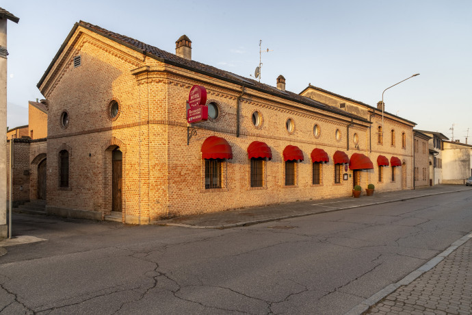 Hotel Vecchio Casello in Castelleone, in the province of Cremona, is a modern hotel with a welcoming entrance and services designed for travelers.