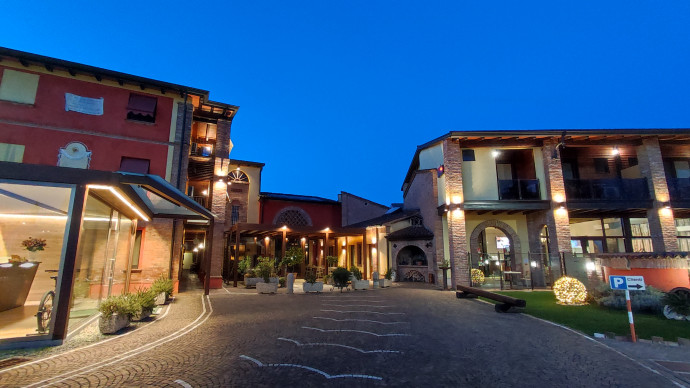La struttura nel suo complesso vista dall'ingresso principale, sulla sinistra si trovano la Reception e l'ala Residence, sulla destra si trovano la Hall, l'area Relax e l'ala Hotel.