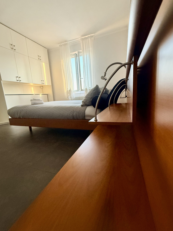 ampia moderna camera da letto