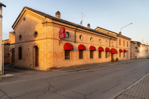 Hotel Vecchio Casello a Castelleone, in provincia di Cremona, moderno hotel con ingresso accogliente e servizi per viaggiatori