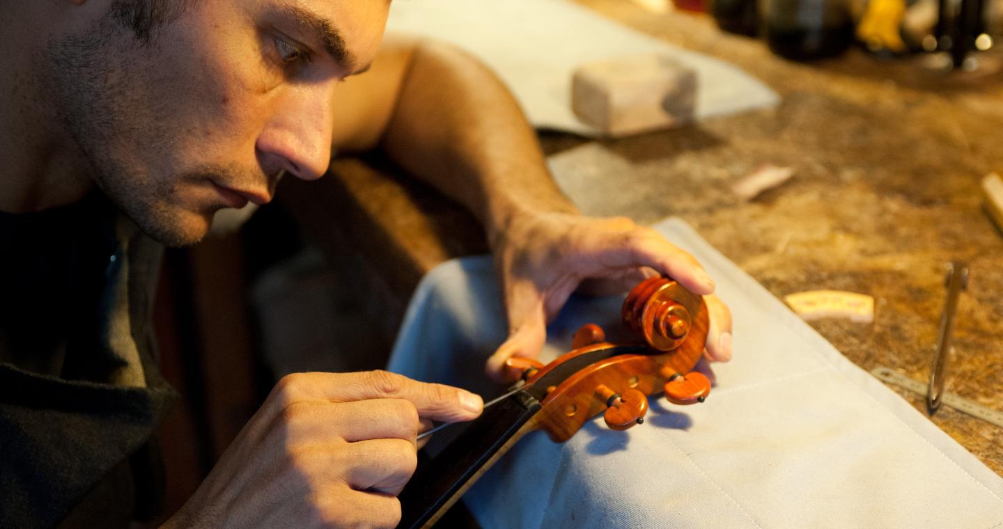 Liutaio al lavoro, Cremona.