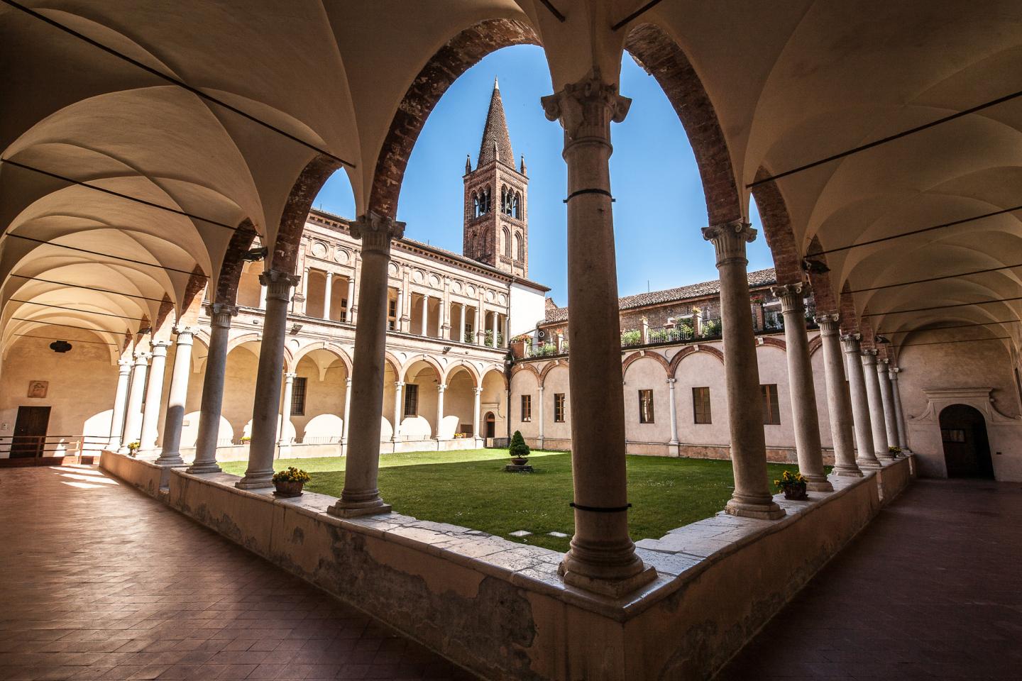 Il chiostro adiacente alla chiesa