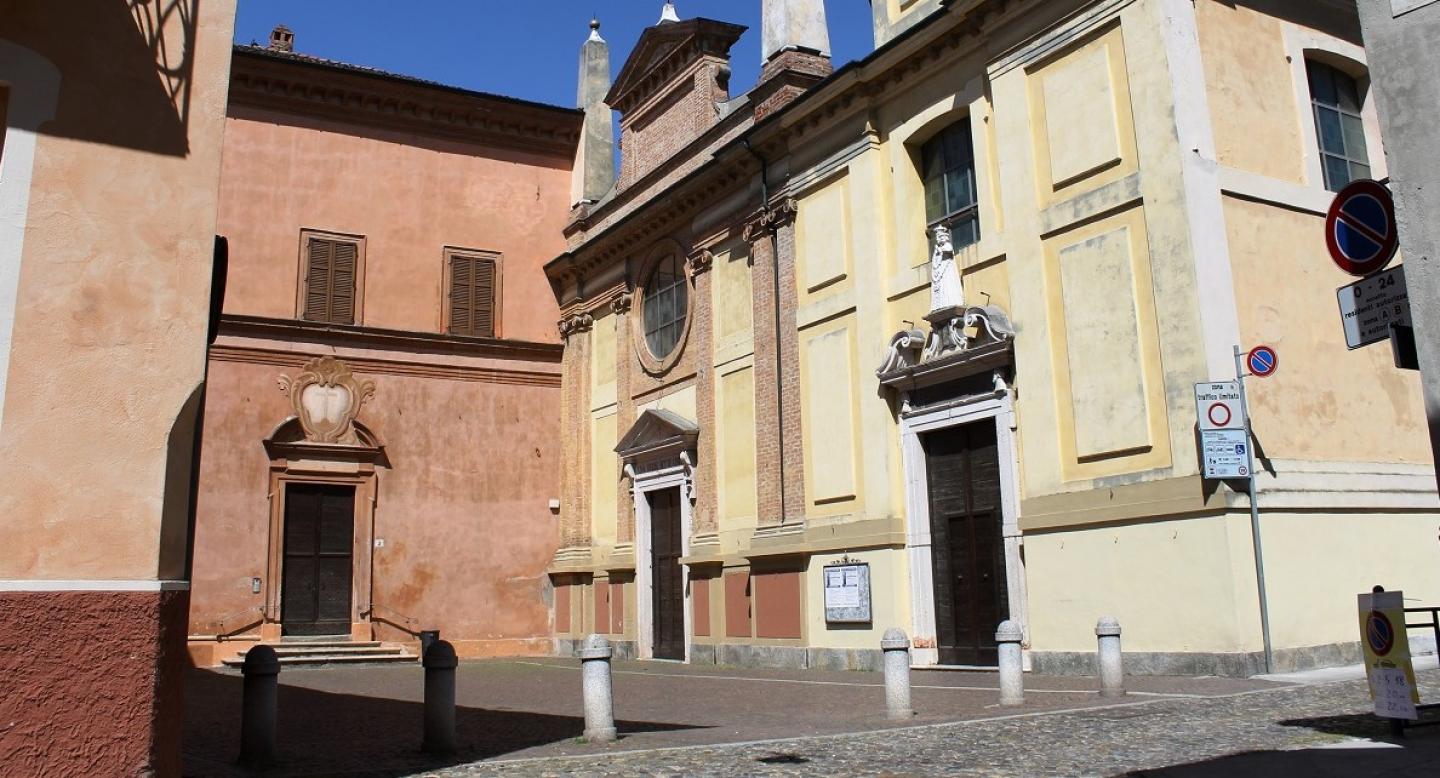 La facciata di Sant'Abbondio e la sua piazzetta