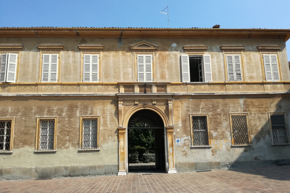 L'ingresso di Casa Vergani su piazza San Michele