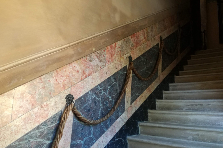 Lo scalone di accesso al primo piano