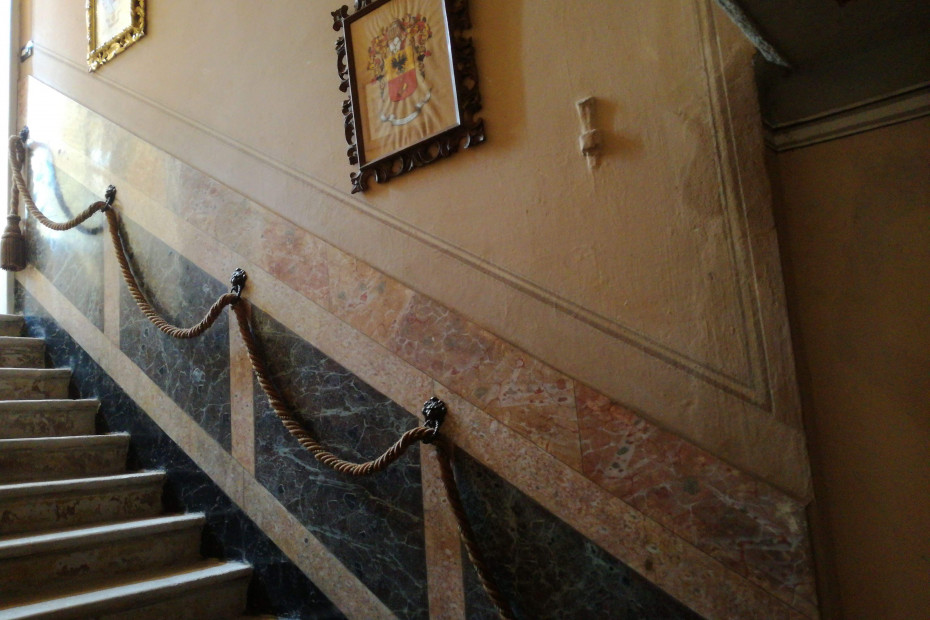 Lo scalone di accesso al primo piano