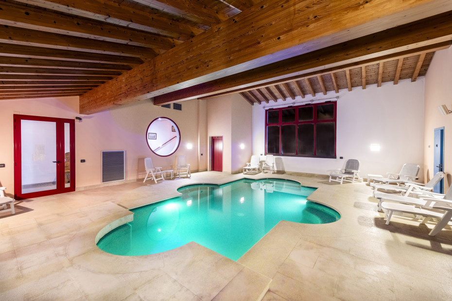 Piscina dell’Hotel Vecchio Casello a Castelleone, vicino Cremona e Crema: spazio ideale per relax e benessere durante il soggiorno in Lombardia.