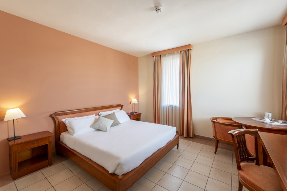 Camera Superior dell’Hotel Vecchio Casello a Castelleone (Cremona), spaziosa e curata, ideale per un soggiorno confortevole vicino a Crema e Cremona.