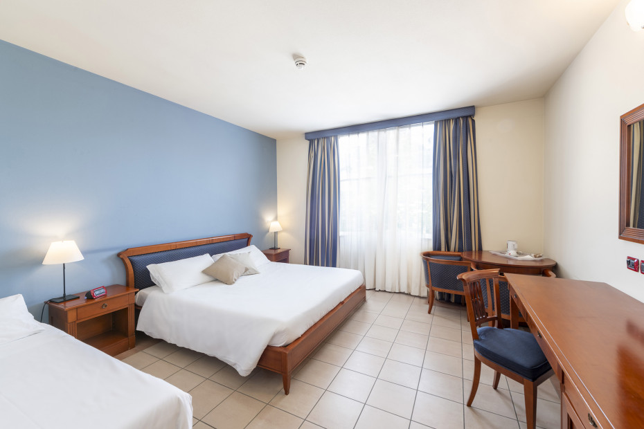 Camera Superior dell’Hotel Vecchio Casello a Castelleone (Cremona), ambiente armonioso e luminoso, studiato per offrire un’esperienza di soggiorno raffinata e confortevole.