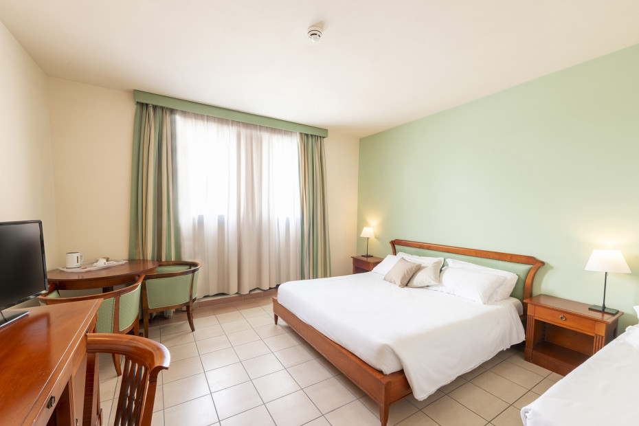 Camera Superior dell’Hotel Vecchio Casello a Castelleone (Cremona), ambiente moderno e confortevole pensato per viaggiatori business che cercano qualità, tranquillità e produttività.