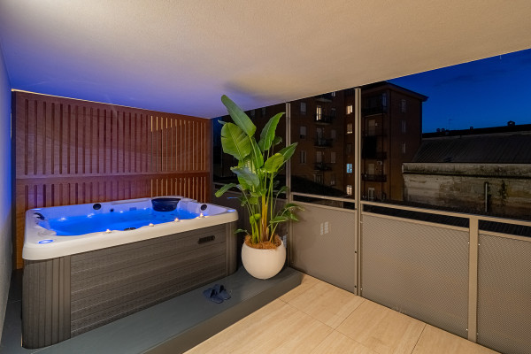 vasca jacuzzi su terrazza privata