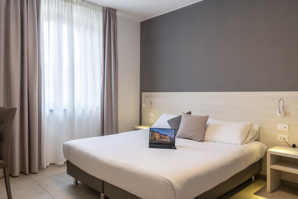 amera Deluxe dell’Hotel Vecchio Casello a Castelleone (Cremona), ampia e moderna, con arredi eleganti e comfort per soggiorni di qualità