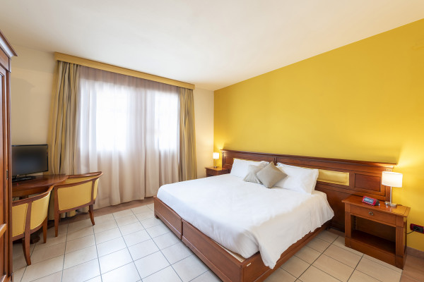 Camera Superior dell’Hotel Vecchio Casello a Castelleone (Cremona), spaziosa e curata, ideale per un soggiorno confortevole vicino a Crema e Cremona.