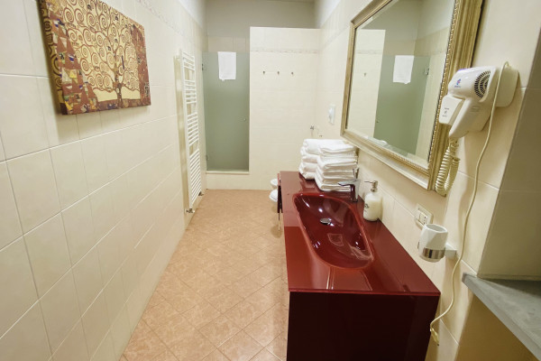 Stradivari bathroom