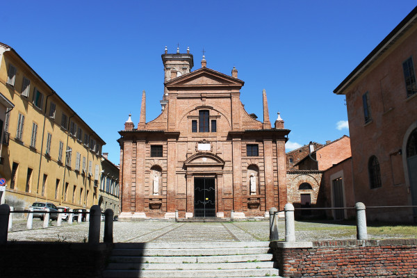 La facciata della chiesa di Sant'Omobono